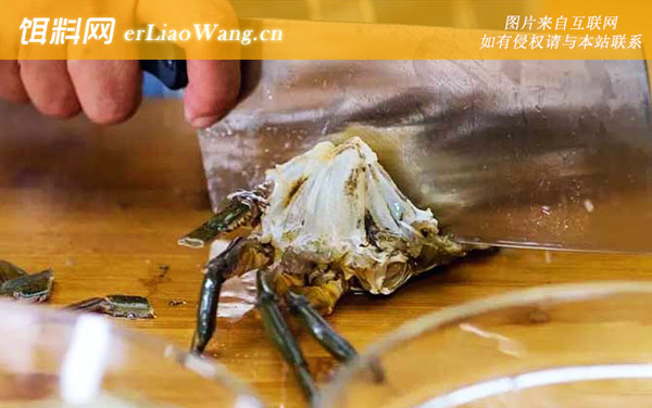 洗螃蟹:切成蟹块