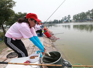 《《去钓鱼》第68集 北京举办第二届女子钓鱼比赛》