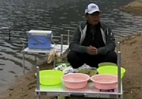 《《化绍新钓鱼视频》如何配制鱼饵》