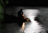 《夜钓中使用不同光源时的钓鱼技巧》