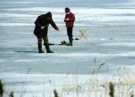 《冬季钓鱼要选择水面大水深跨度大的钓点》